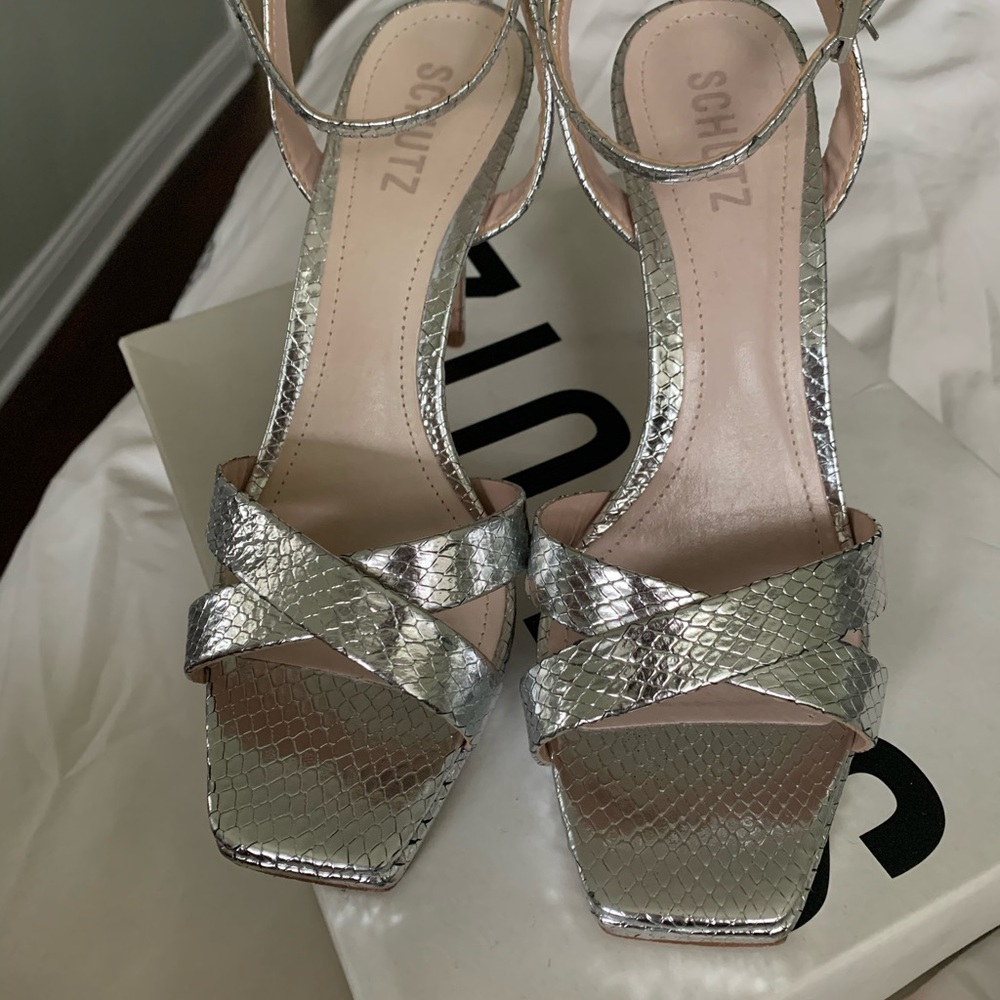 Schutz Ava rose silver metallic snake sandals 7.5